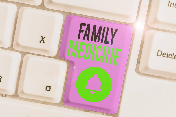 Aile hekimliğini gösteren bir mesaj. Aile üyelerine temel sağlık hizmetlerini sağlamak için tasarlanmış iş fotoğrafı sergisi - Fotoğraf, Görsel