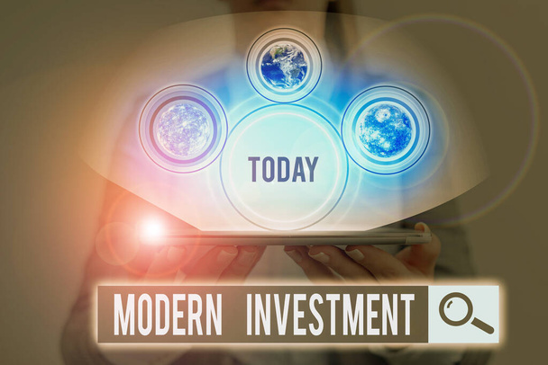 Tekstiä kirjoittava teksti Modern Investment. Liiketoimintakonsepti valtuudet investointi käsite monipuolistaminen Elementit tämän kuvan antama NASA
. - Valokuva, kuva