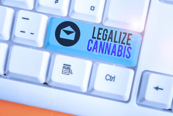 Conceptueel handschrift met Legalize Cannabis. Begrip wet die recreatief cannabisgebruik in het hele land legaliseert - Foto, afbeelding