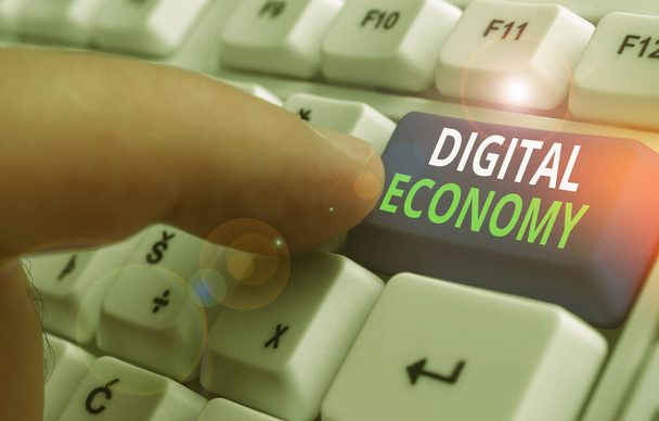 Записка, показывающая цифровую экономику. Бизнес-концепция экономической деятельности, основанная на цифровых технологиях
 - Фото, изображение