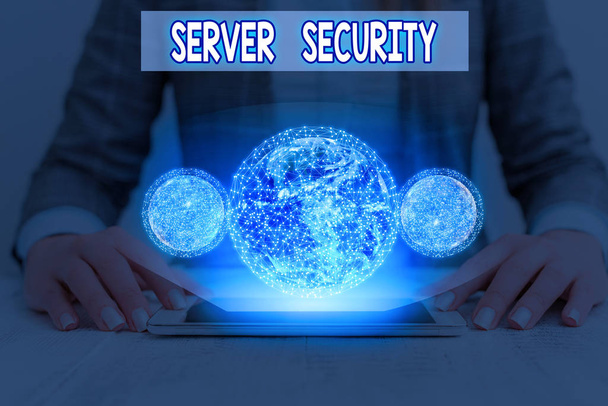 Εννοιολογική γραφή χεριών που δείχνει Server Security. Business photo text web server που εγγυάται ασφαλείς online συναλλαγές Στοιχεία αυτής της εικόνας παρέχονται από Nasa. - Φωτογραφία, εικόνα