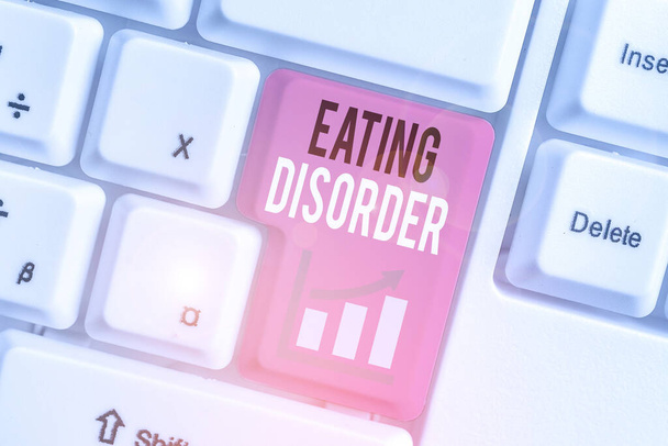 Διαταραχή κατανάλωσης κειμένου κατά τη γραφή λέξεων. Επαγγελματική φωτογραφία που αναδεικνύει ασθένειες που χαρακτηρίζονται από ακανόνιστες διατροφικές συνήθειες - Φωτογραφία, εικόνα