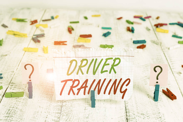 Записка о тренировках водителей. Бизнес-концепция для курса обучения, которая учит, как управлять транспортным средством рушится лист с скрепками на деревянном столе
 - Фото, изображение