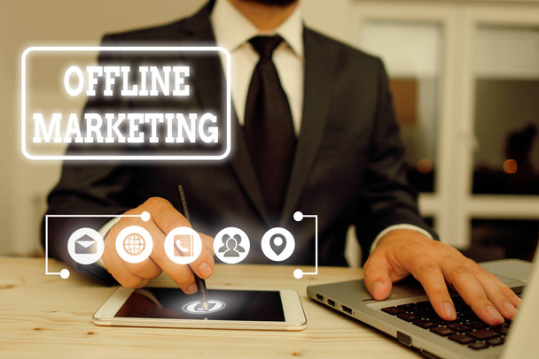 Pisanie notatki przedstawiającej Offline Marketing. Koncepcja biznesowa strategii reklamowej opublikowanej poza internetem - Zdjęcie, obraz