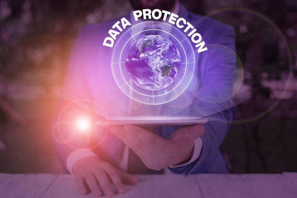 Εγγραφή σημειώματος που δείχνει την Προστασία Δεδομένων. Επιχειρηματική έννοια για τον νομικό έλεγχο της πρόσβασης και της χρήσης των δεδομένων που είναι αποθηκευμένα στον υπολογιστή Στοιχεία αυτής της εικόνας που παρέχονται από τη Nasa - Φωτογραφία, εικόνα