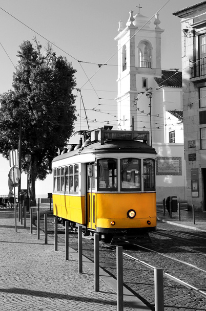 παλιά κίτρινα τραμ της Λισαβόνας πέρα από το μαύρο και άσπρο υπόβαθρο - Φωτογραφία, εικόνα