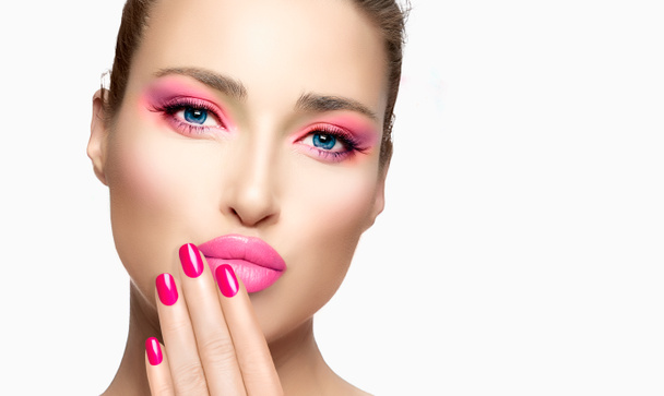 Cara de primer plano del modelo de belleza con maquillaje rosa colorido. Fashio.
 - Foto, Imagen