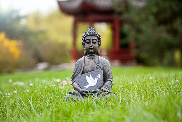 Buddha statue figurine and peace - Fotoğraf, Görsel