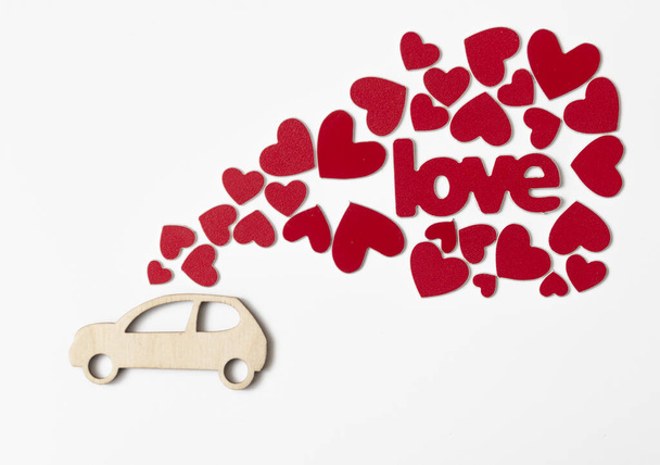 miniatyyri lelu auto toimittaa punaisia sydämiä Ystävänpäivä w
 - Valokuva, kuva