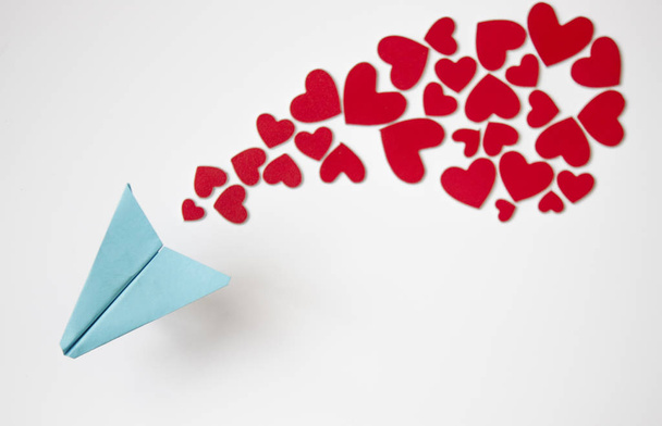 Sevgililer Günü geçmişi. Kırmızı kalpli kağıt uçak uçuyor - Fotoğraf, Görsel