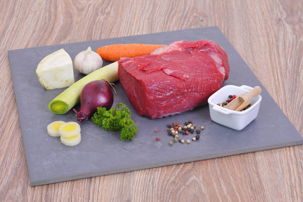 raw pork meat with spices and herbs - Foto, afbeelding