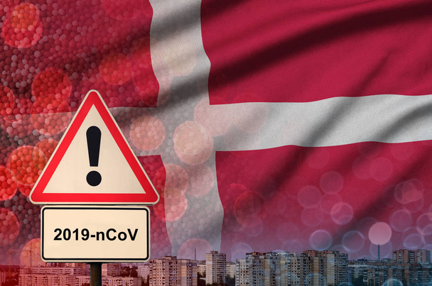 Флаг Дании и коронавирус 2019-nCoV тревожный знак. Концепция высокой вероятности возникновения новой вспышки коронавируса у путешествующих туристов
 - Фото, изображение