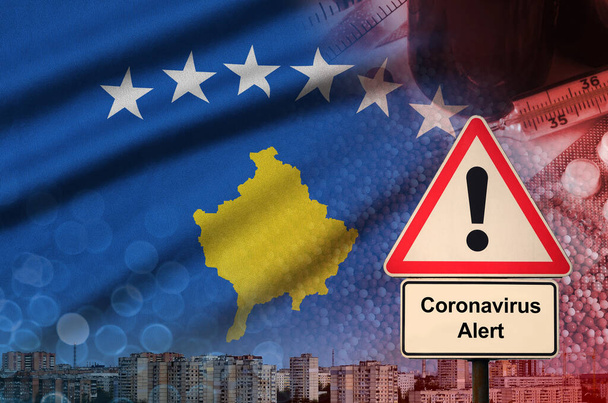 Kosovoflagge und Coronavirus 2019-ncov-Alarmzeichen. Konzept der hohen Wahrscheinlichkeit eines neuartigen Coronavirus-Ausbruchs durch reisende Touristen - Foto, Bild