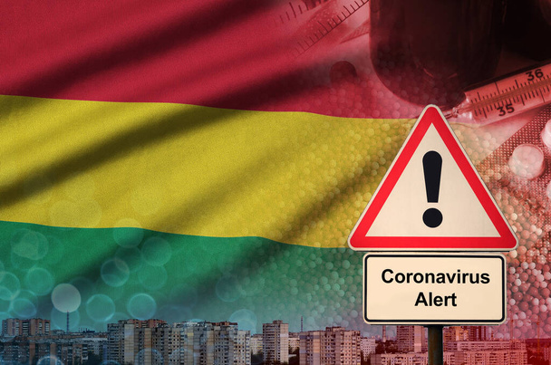 Bolivian lippu ja Coronavirus 2019-nCoV-varoitusmerkki. Käsite suuri todennäköisyys uuden koronaviruksen puhkeamisen kautta matkustaa turisteja
 - Valokuva, kuva