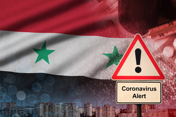 Suriye bayrağı ve Coronavirus 2019 ncov uyarı işareti. Gezgin turistler arasında yeni koronavirüs salgını olma olasılığı yüksek. - Fotoğraf, Görsel