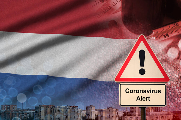 Bandiera olandese e segnale di allerta Coronavirus 2019-nCoV. Concetto di alta probabilità di nuovo focolaio di coronavirus attraverso i turisti in viaggio
 - Foto, immagini