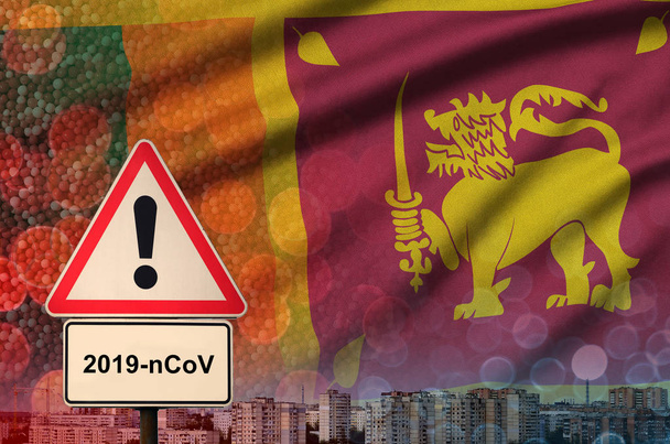Srí Lanka vlajka a Coronavirus 2019-ncov výstražné znamení. Koncept vysoké pravděpodobnosti vypuknutí nového koronaviru prostřednictvím cestovních turistů - Fotografie, Obrázek