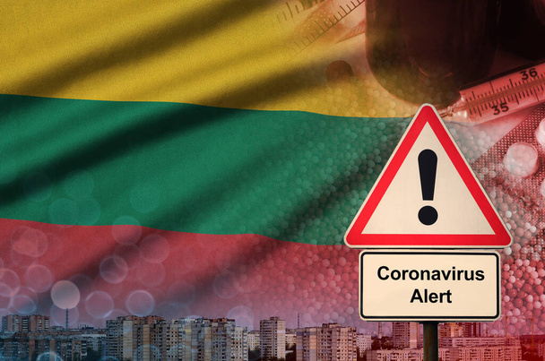 Litvanya bayrağı ve Coronavirus 2019 ncov uyarı işareti. Gezgin turistler arasında yeni koronavirüs salgını olma olasılığı yüksek. - Fotoğraf, Görsel