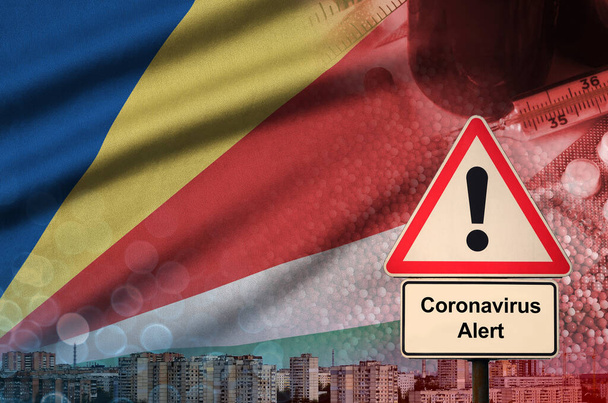 Seyşeller bayrağı ve Coronavirus 2019-ncov uyarı işareti. Gezgin turistler arasında yeni koronavirüs salgını olma olasılığı yüksek. - Fotoğraf, Görsel