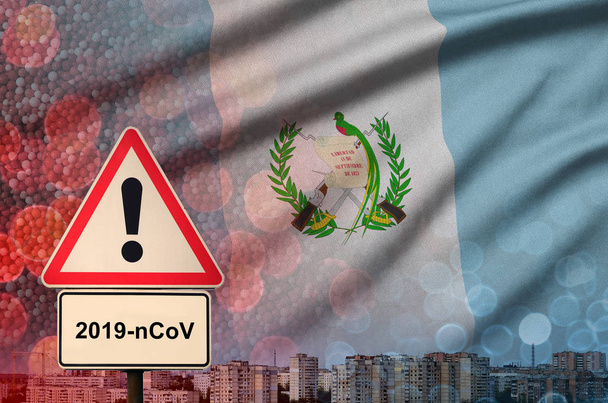Bandera de Guatemala y señal de alerta Coronavirus 2019-nCoV. Concepto de alta probabilidad de brote novedoso de coronavirus a través de turistas viajeros
 - Foto, Imagen