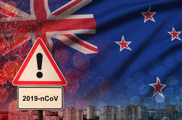 Neuseeland Flagge und Coronavirus 2019-ncov Alarmzeichen. Konzept der hohen Wahrscheinlichkeit eines neuartigen Coronavirus-Ausbruchs durch reisende Touristen - Foto, Bild