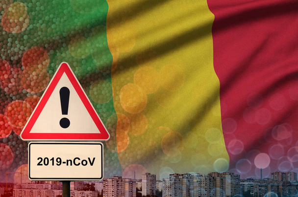 Flaga Mali i sygnał ostrzegawczy Coronavirus 2019-ncov. Koncepcja wysokiego prawdopodobieństwa pojawienia się nowego wirusa koronawirusowego wśród turystów podróżujących - Zdjęcie, obraz