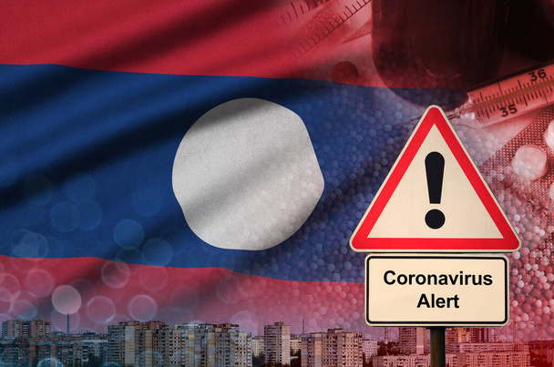 Laosz zászló és Coronavirus 2019-ncov figyelmeztető jel. Fogalom nagy valószínűséggel új koronavírus járvány keresztül utazó turisták - Fotó, kép