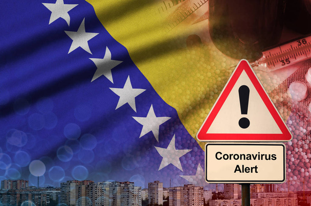 Bosnië en Herzegovina vlag en Coronavirus 2019-ncov alarmteken. Concept van hoge waarschijnlijkheid van nieuwe coronavirus uitbraak door reizende toeristen - Foto, afbeelding