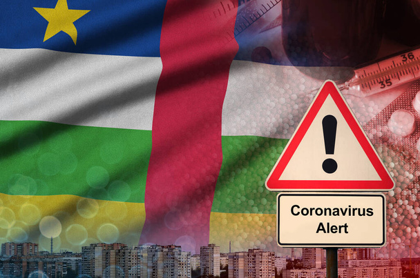 Orta Afrika Cumhuriyeti bayrağı ve Coronavirus 2019 ncov uyarı işareti. Gezgin turistler arasında yeni koronavirüs salgını olma olasılığı yüksek. - Fotoğraf, Görsel