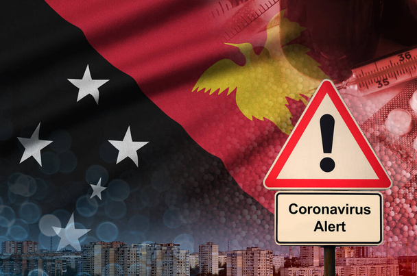 Bandera de Papúa Nueva Guinea y señal de alerta Coronavirus 2019-nCoV. Concepto de alta probabilidad de brote novedoso de coronavirus a través de turistas viajeros
 - Foto, Imagen