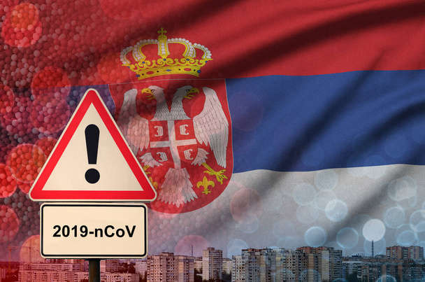 Szerbia zászló és Coronavirus 2019-ncov figyelmeztető jel. Fogalom nagy valószínűséggel új koronavírus járvány keresztül utazó turisták - Fotó, kép