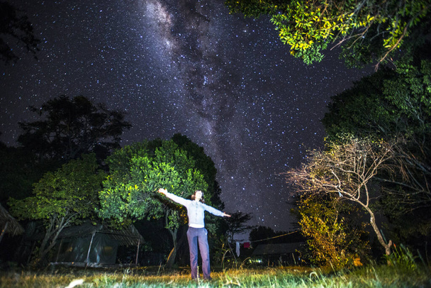 nő pózol a Milky Way of Naivasha egy kemping, Kenya - Fotó, kép