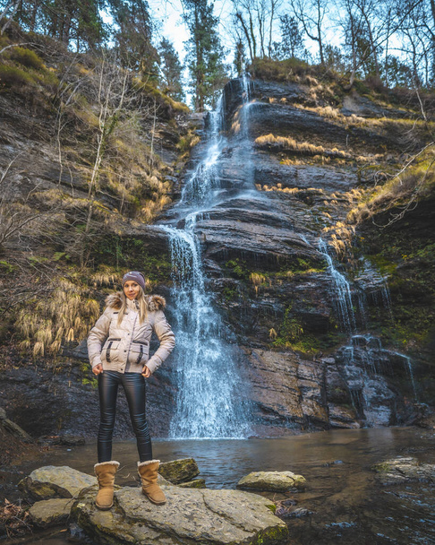 portrait of young woman near waterfall - Foto, Imagem