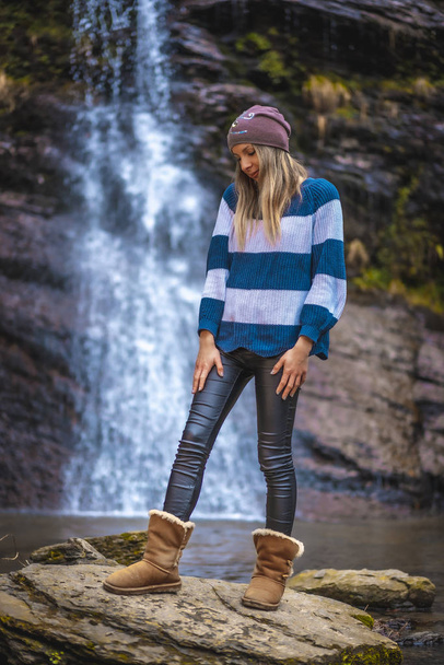 portrait of young woman near waterfall - Foto, Bild