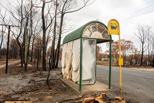 Balmoral, Australië - 2020-01-25 Australische bosbrand nasleep: Bushalte gedeeltelijk gesmolten als gevolg van extreme hitte van ernstige bosbrand in Balmoral Village, Nsw - Foto, afbeelding