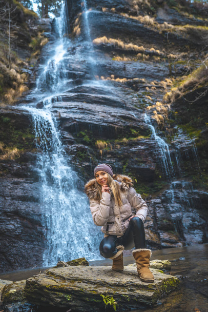 portrait of young woman near waterfall - Фото, зображення