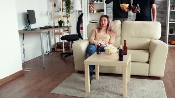Dívka žertuje své přátele s pizzou - Záběry, video