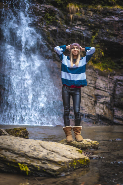 portrait of young woman near waterfall - Foto, Bild
