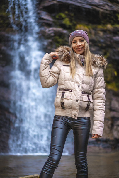 portrait of young woman near waterfall - Fotografie, Obrázek