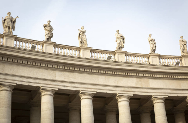 Skulpturen der Päpste vom Petersplatz - Foto, Bild