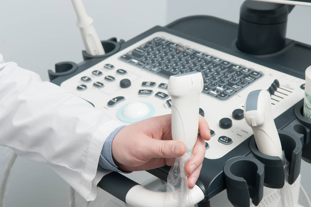 Médico mano con máquina de ultrasonido
 - Foto, Imagen