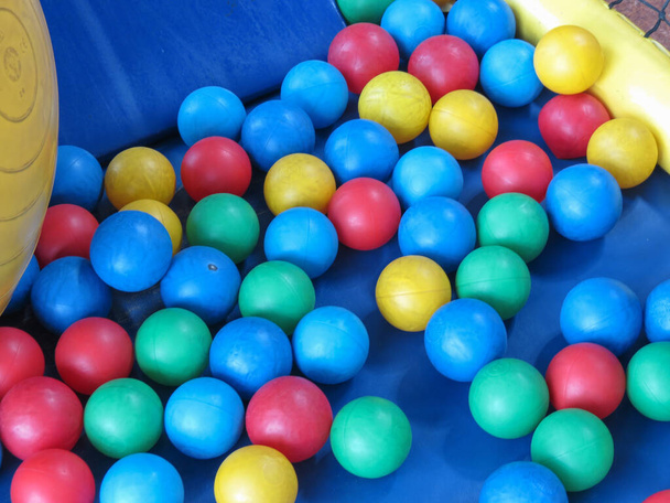 bolas de goma multicolor
 - Foto, Imagen