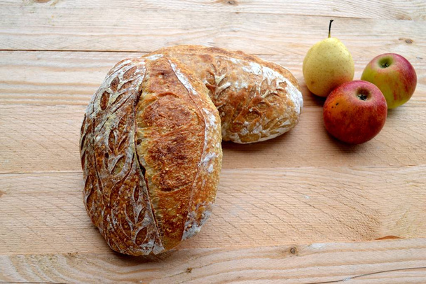 Pane fatto in casa con mele e pere nashi su legno
 - Foto, immagini