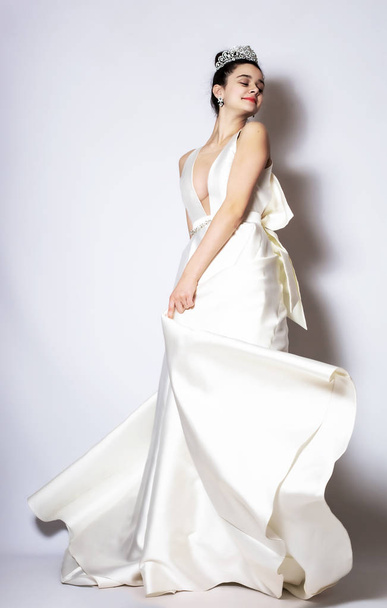 Woman White Dress, Wedding Fashion Model in Long Silk Bride Gown, Waving Flying Fabric, Cloth Fluttering during the dance - Zdjęcie, obraz