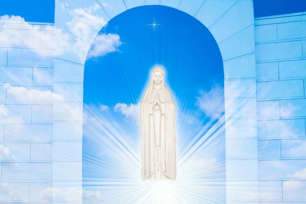Marie sur le nuage et le ciel. Sainte Vierge Marie, porte du paradis
 - Photo, image