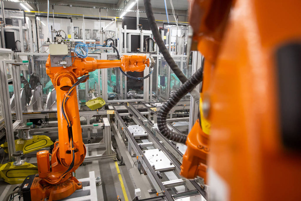 Robots automáticos en la fábrica industrial para el montaje de productos automotrices, concepto automotriz
 - Foto, imagen