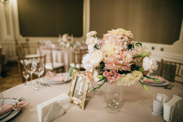 Conjunto de mesa clássico elegante. Linda decoração de casamento com flores frescas e número de tabela
. - Foto, Imagem