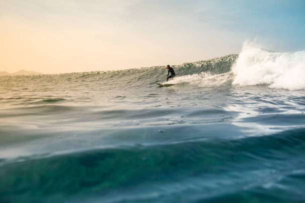 surfař jezdecké vlny na ostrově fuerteventura - Fotografie, Obrázek