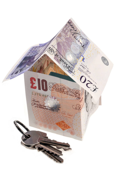 Pound sterling ház egy csomó kulcsot közel a fehér háttér  - Fotó, kép