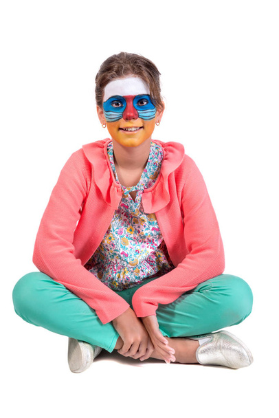 Девушка с краской для лица
 - Фото, изображение